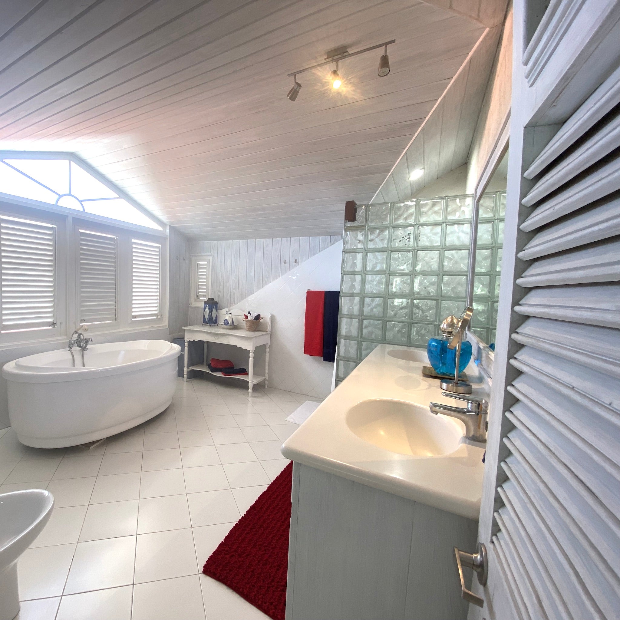 The luxurious primary bedroom's 5 piece ensuite has a large soaker tub and separate shower.