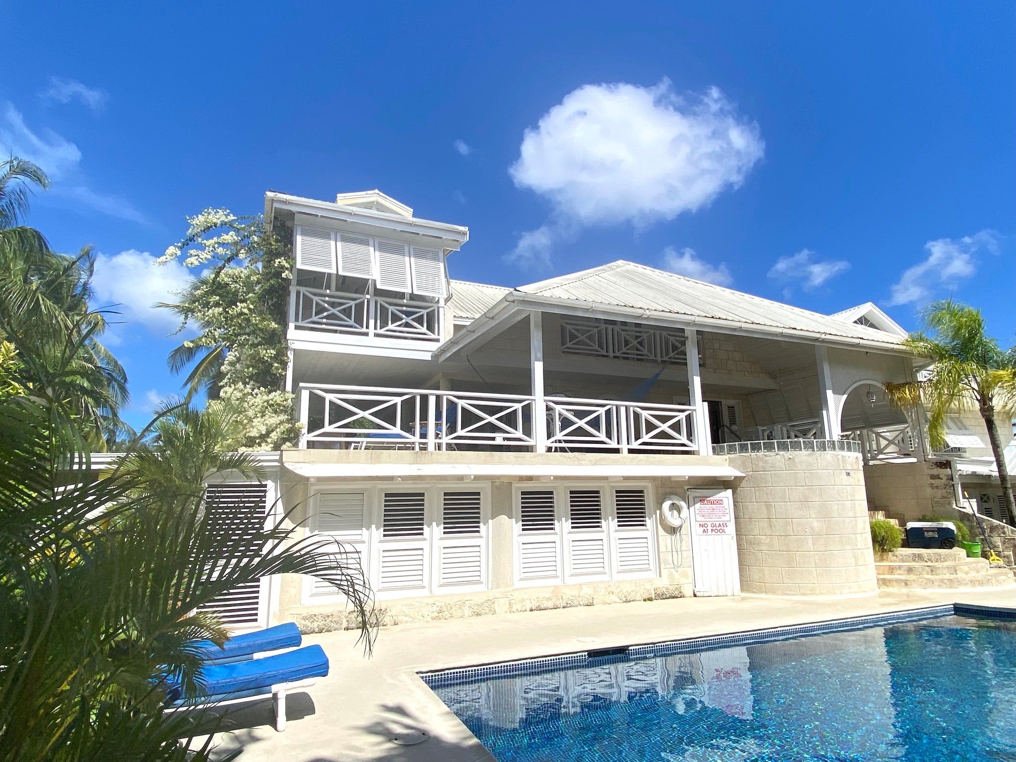 The private pool at Tantalus Villa is always ready for a refreshing dip. Sip your cocktails while floating in the warm water.