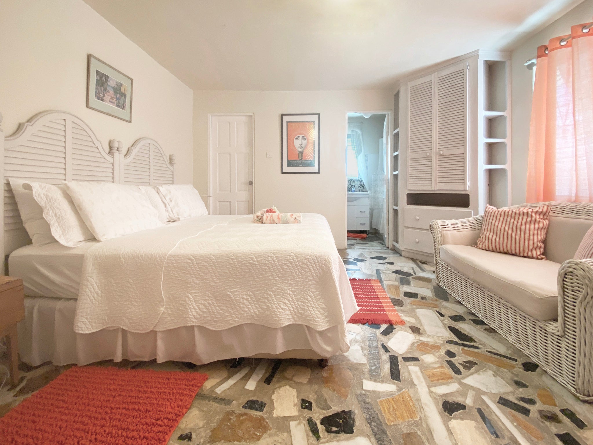 Tantalus villa has 5 bedrooms, plus a bonus room for children. This bedroom has a king sized bed and ensuite.