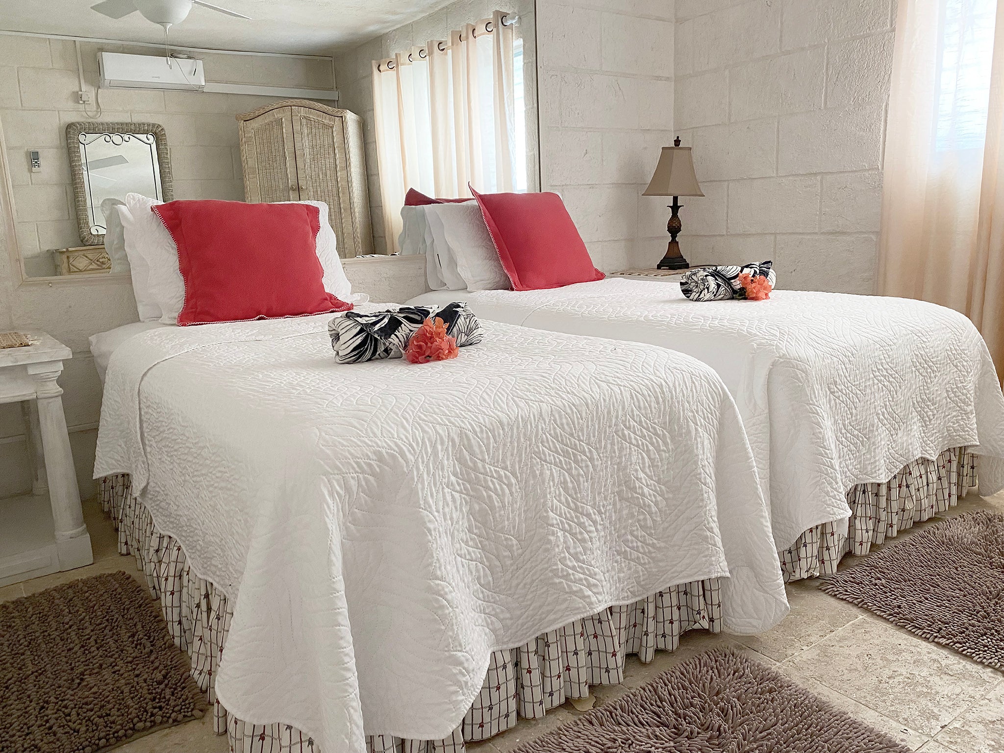 Tantalus villa has 5 bedrooms, plus a bonus room for children. This bedroom has 2 double beds and ensuite.
